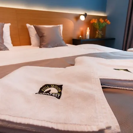 Full Moon Hotel 3*