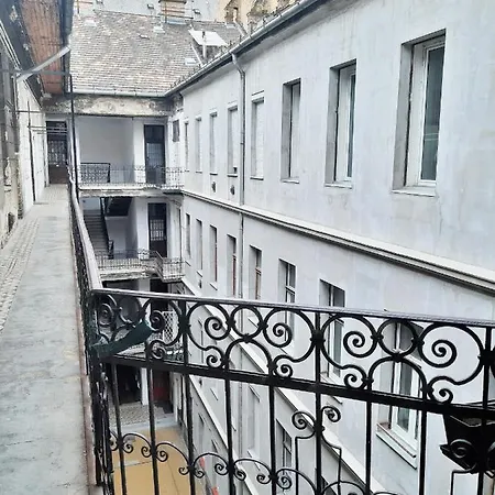Bright Side Budapešť