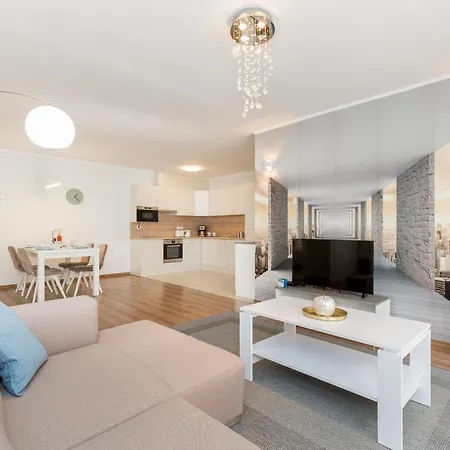 Downtown Residences - Ac,elevator,terrace Apartament