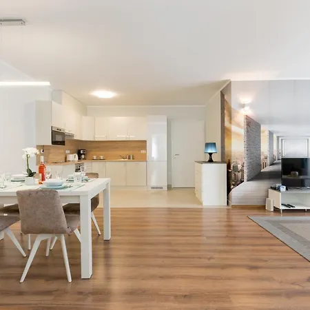 Downtown Residences - Ac,elevator,terrace Apartament