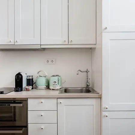 Opera With Free Parking, 2br2ba, Ac Apartment