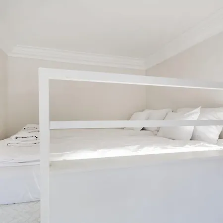 Opera With Free Parking, 2br2ba, Ac *