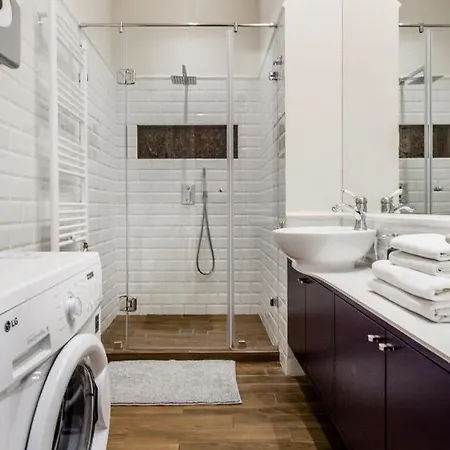 Opera With Free Parking, 2br2ba, Ac