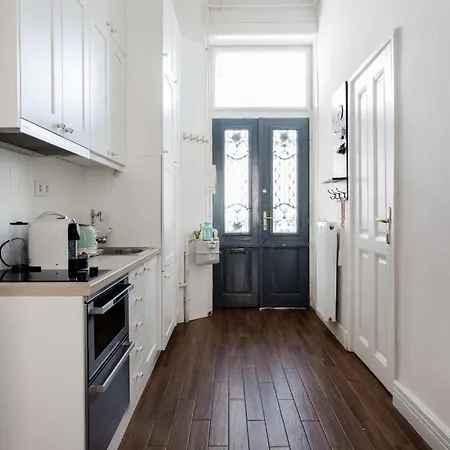 Opera With Free Parking, 2br2ba, Ac Apartment
