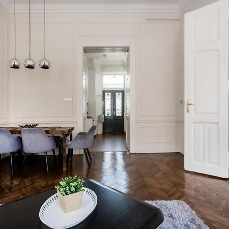 Opera With Free Parking, 2br2ba, Ac Apartment Budapest
