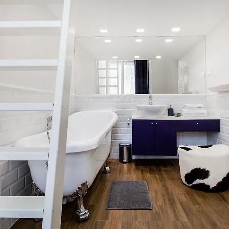 Opera With Free Parking, 2br2ba, Ac