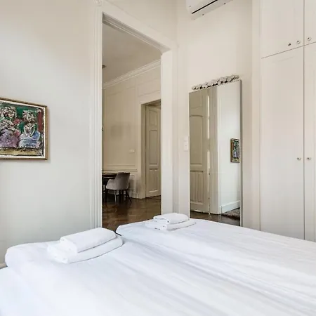Opera With Free Parking, 2br2ba, Ac