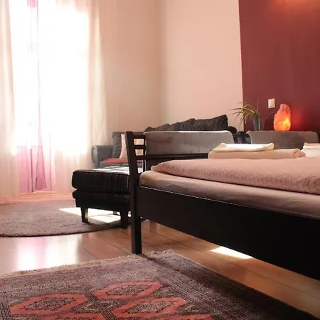Yasmine Flat