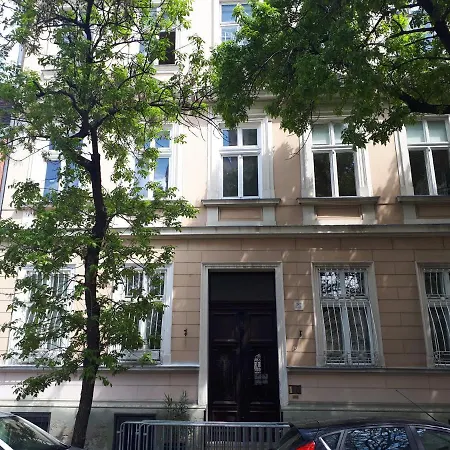Gizella Apartament *