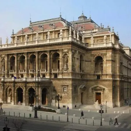 4br , 3bhr With Ac At The Opera Boedapest