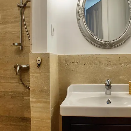 Deluxe In The Heart Of The Budapest