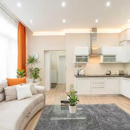 Apartment Modern, Quiet & Cozy In The Middle Of Downtown Near Danube At Fashion Street *
