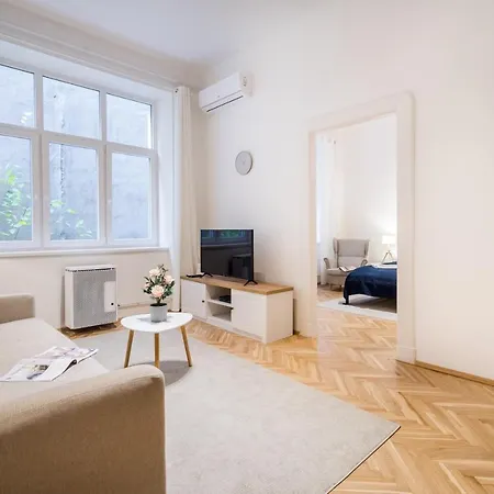 Bpr Toffee Design With A/c Budapest