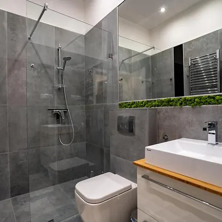 Apartment Modern, Quiet & Cozy In The Middle Of Downtown Near Danube At Fashion Street *