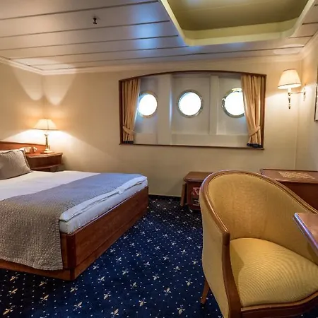 Onriver Hotels - Ms Cezanne Botel 4*