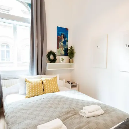 Cosy And Central With 4 Bedrooms And A/c * Budapest