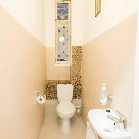 Apartment Cosy And Central With 4 Bedrooms And A/c *