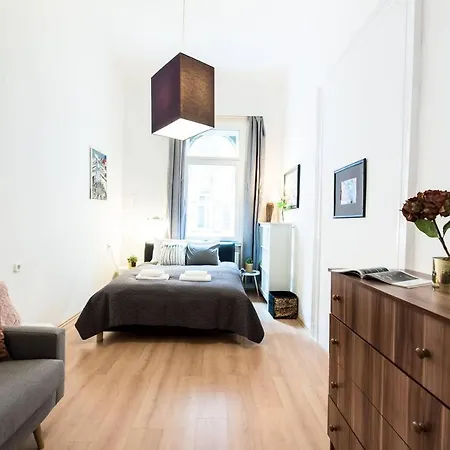 Cosy And Central With 4 Bedrooms And A/c Budapest