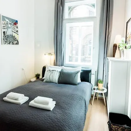 Cosy And Central With 4 Bedrooms And A/c Apartment *