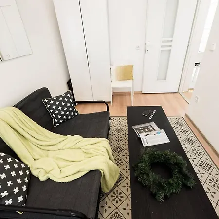 Cosy And Central With 4 Bedrooms And A/c Apartment *
