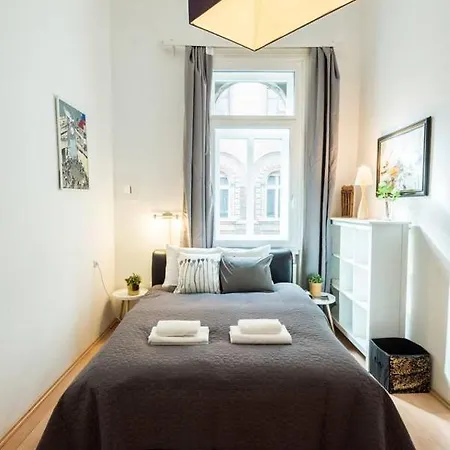 Cosy And Central With 4 Bedrooms And A/c Apartment *