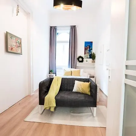 Cosy And Central With 4 Bedrooms And A/c Apartment