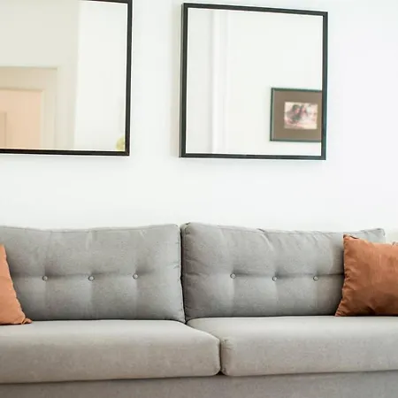 Cosy And Central With 4 Bedrooms And A/c Apartment *