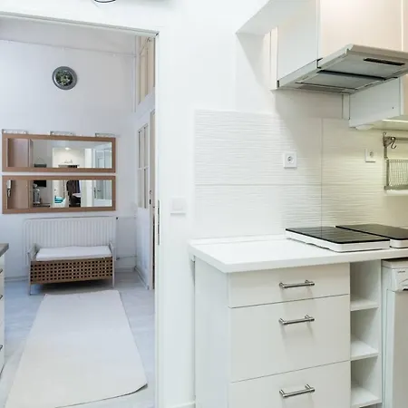 Cosy And Central With 4 Bedrooms And A/c Apartment *