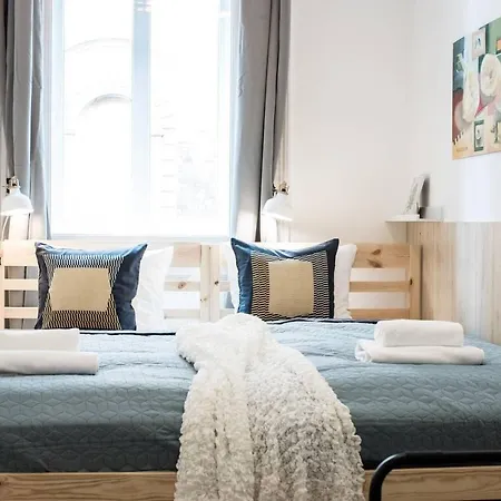 Cosy And Central With 4 Bedrooms And A/c Apartment *
