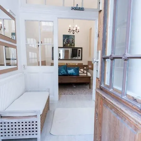 Cosy And Central With 4 Bedrooms And A/c *