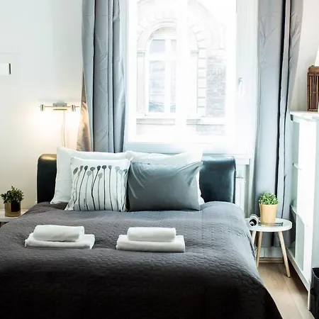 Cosy And Central With 4 Bedrooms And A/c