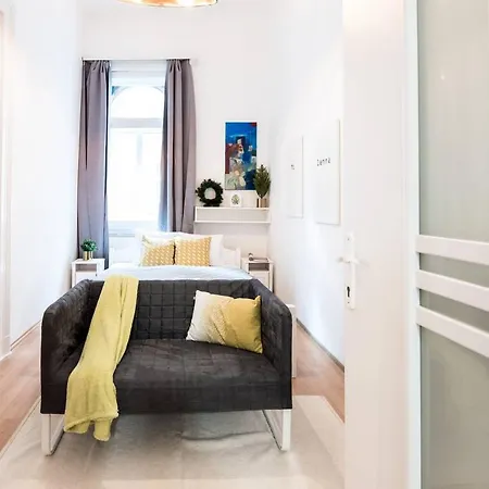 Cosy And Central With 4 Bedrooms And A/c Apartment Budapest