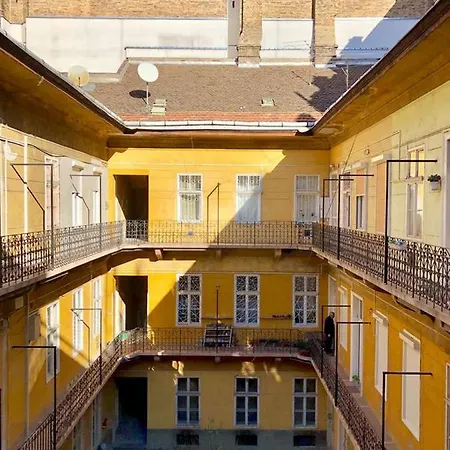 Cosy And Central With 4 Bedrooms And A/c Budapest