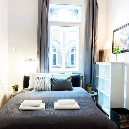 Apartment Cosy And Central With 4 Bedrooms And A/c