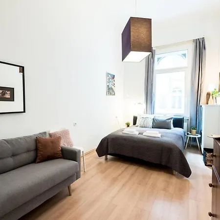 Cosy And Central With 4 Bedrooms And A/c Apartmán