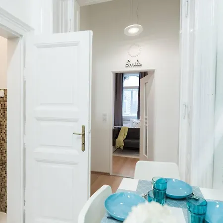 Cosy And Central With 4 Bedrooms And A/c Apartmán *