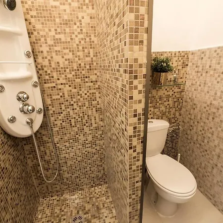 Cosy And Central With 4 Bedrooms And A/c Apartment *