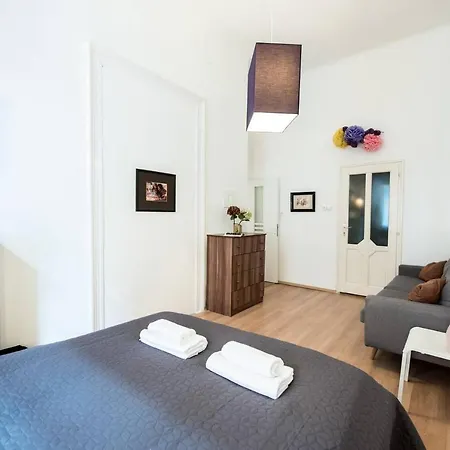 Cosy And Central With 4 Bedrooms And A/c Apartment *
