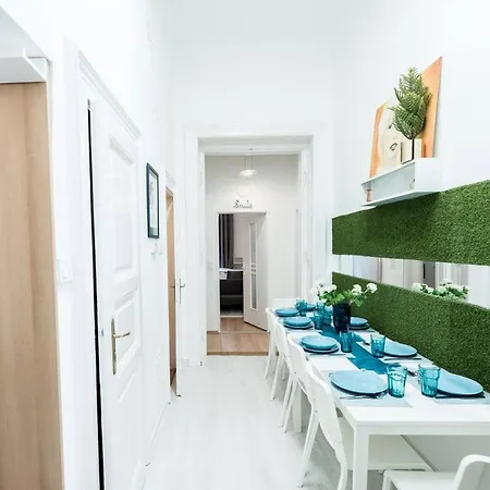 Cosy And Central With 4 Bedrooms And A/c Apartment