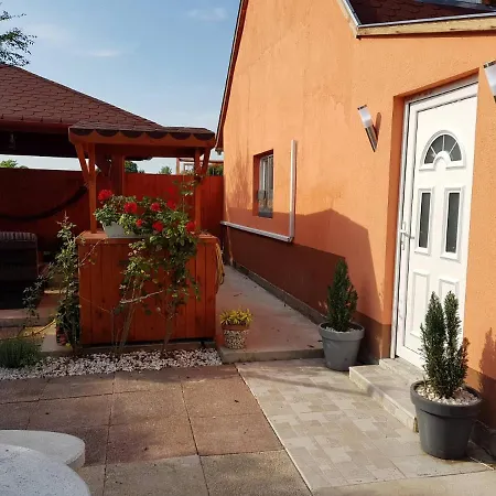 Airport16 Bed & Breakfast