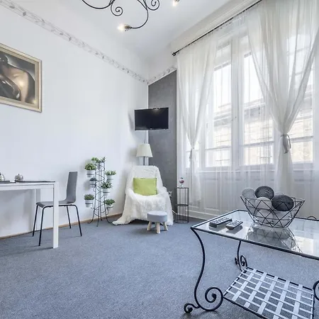 April Studio On The City Center *