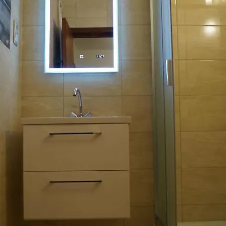 Sinko - Free Garage Parking, Central, 2 Bedrooms 4 Single Beds, Flexi Check-out Budapest