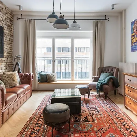 Smart, Stylish In The Heart Of Appartement