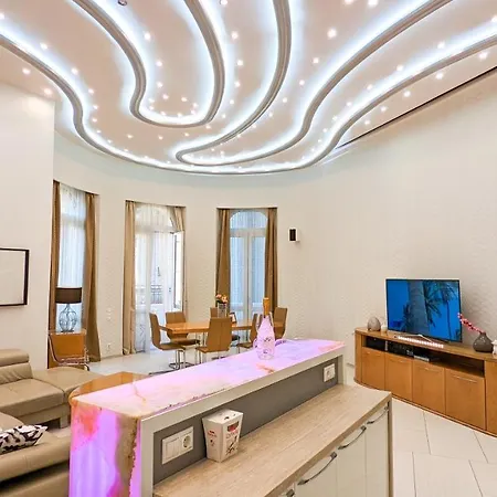 Apartment Downtown Designer Apt W Private Spa, Cinema, Balcony, Prime District V Budapest