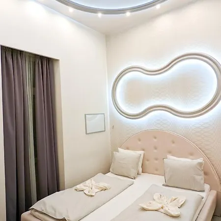 Downtown Designer Apt W Private Spa, Cinema, Balcony, Prime District V Apartment