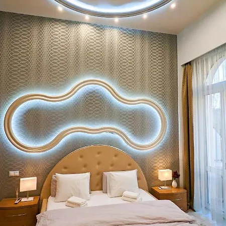 Apartment Downtown Designer Apt W Private Spa, Cinema, Balcony, Prime District V