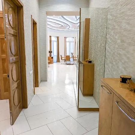 Downtown Designer Apt W Private Spa, Cinema, Balcony, Prime District V *