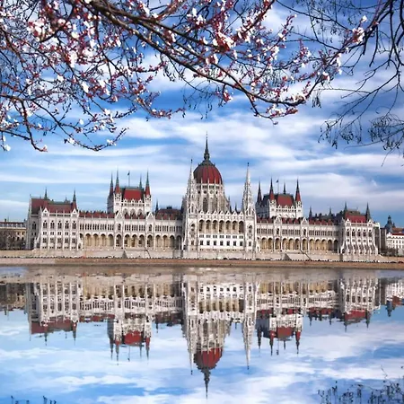 Downtown Designer Apt W Private Spa, Cinema, Balcony, Prime District V Budapest