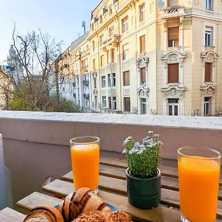 Downtown Designer Apt W Private Spa, Cinema, Balcony, Prime District V * Budapest