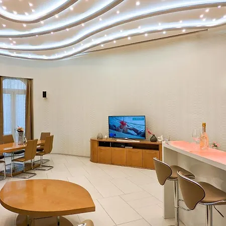 Downtown Designer Apt W Private Spa, Cinema, Balcony, Prime District V